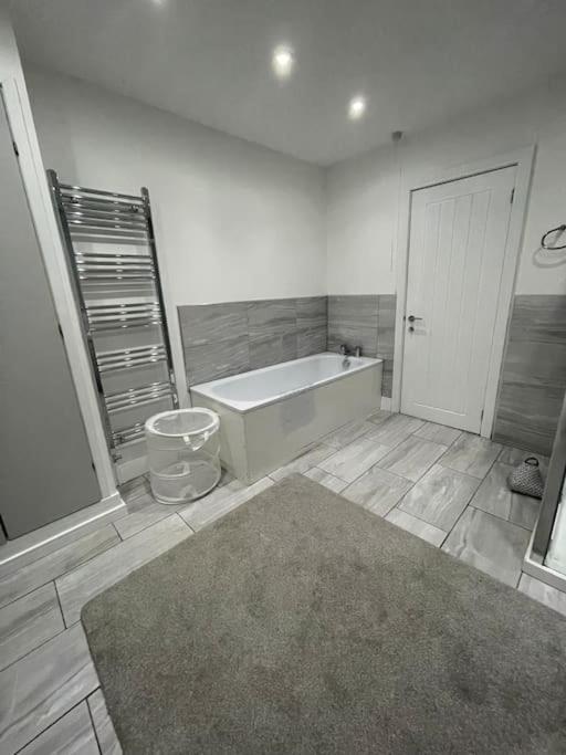 Modern, Spacious And Central Location アバーデア エクステリア 写真